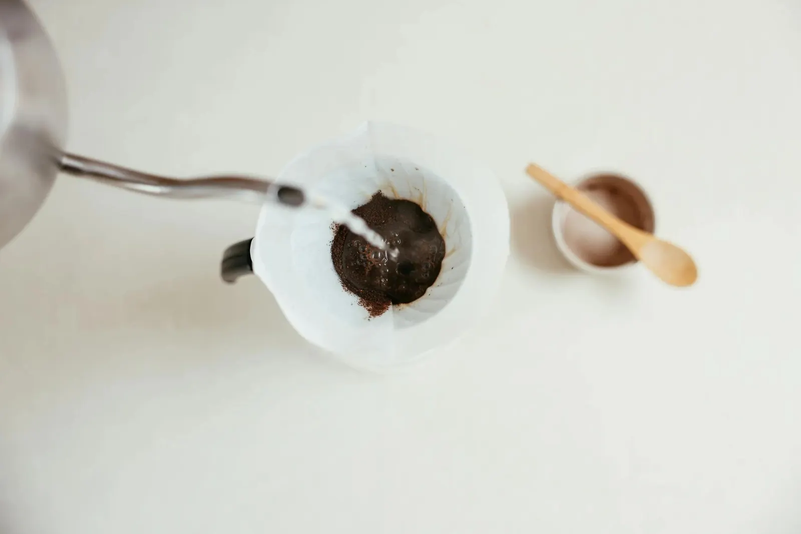 Café filtré : eau versée d’une bouilloire dans un filtre posé sur une tasse.